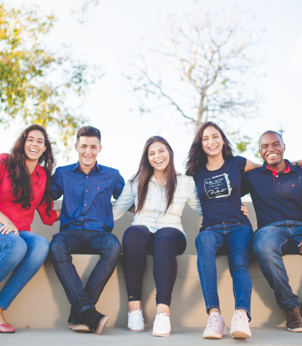 屋外のベンチで写真を作成する多国籍の仲間たち